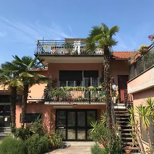 Con Terrazza E Posto Auto Libri E Giardini Holiday home