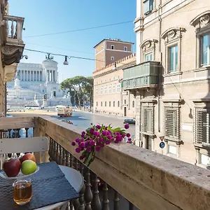  Holiday home Amazing Piazza Venezia